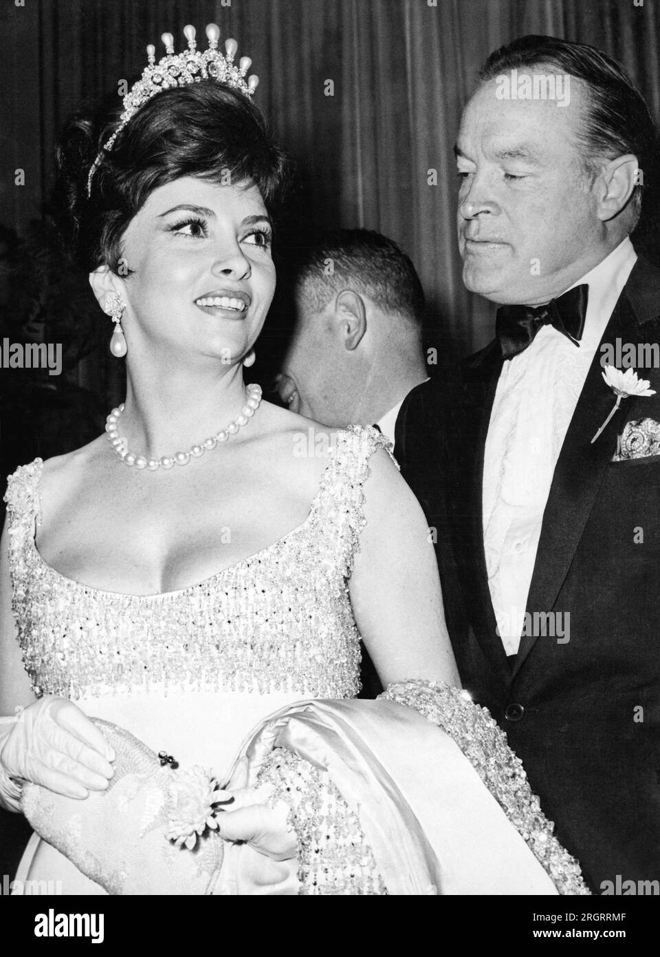 New York, New York : 6 mai 1963 Bob Hope et Gina Lollobrigida au dîner du 40e anniversaire du Time Magazine au Waldorf Astoria. Le dîner honorait quelque 300 hommes et femmes éminents dont les portraits ont paru sur la couverture du magazine d'information. Banque D'Images