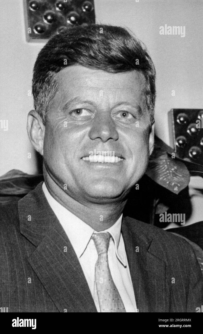 États-Unis : c. 1960 Un portrait de la tête et des épaules d'un souriant John F. Kennedy. Banque D'Images