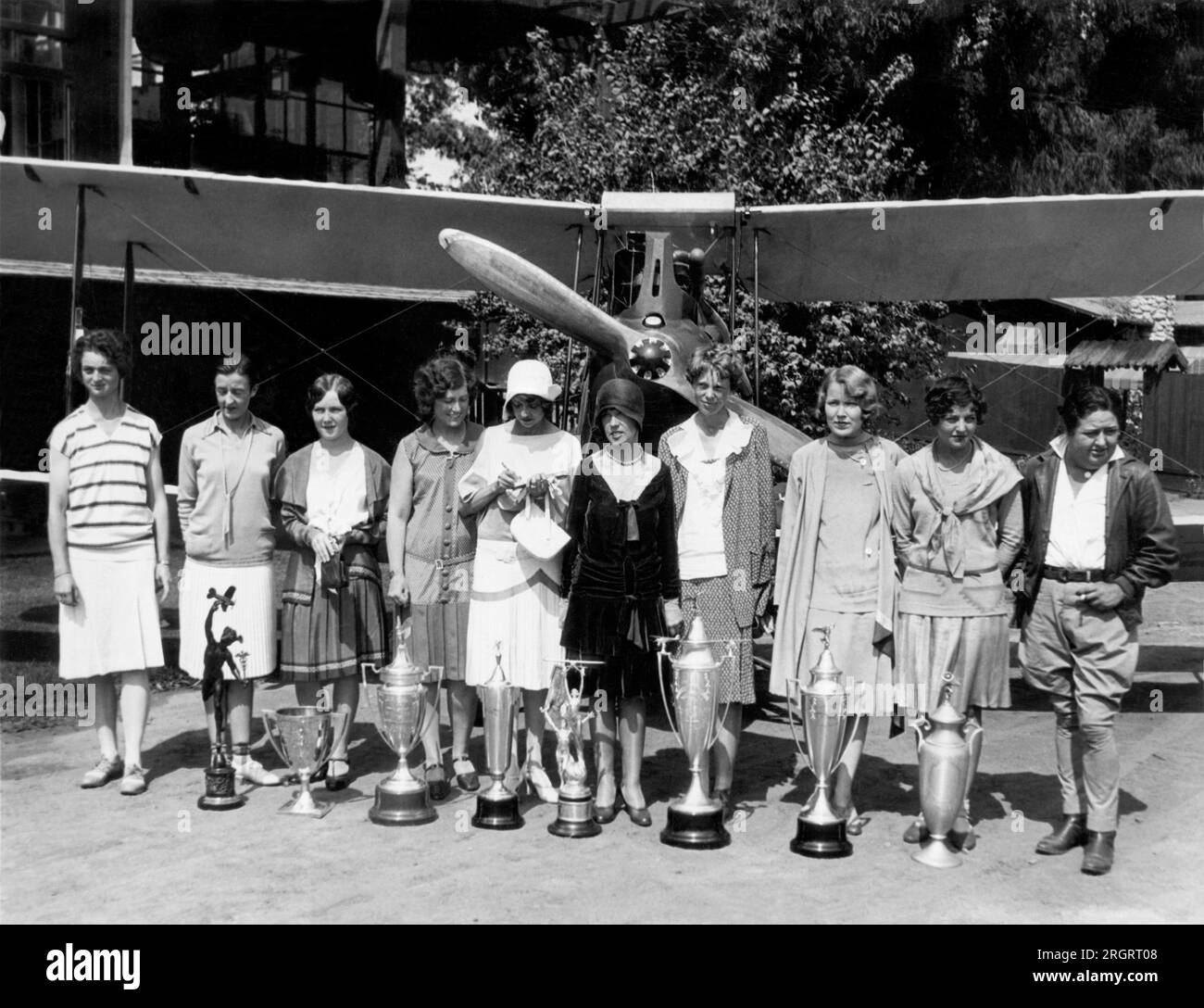 Los Angeles, Californie : 1929. Les flyers féminins se sont rassemblés au Breakfast Club pour le début du premier Derby national féminin de Clover Field à Santa Monica, à Cleveland, Ohio. De gauche à droite : Louise Thaden, Bobbie Trout, Patty Willis, Marvel Crosson, Blanche Noyes, Vera Dawn Walker, Amelia Earhart, Marjorie Crawford, Ruth Elder, Florence Lowe Barnes. Louise Thaden a terminé première, Earhart troisième. Banque D'Images