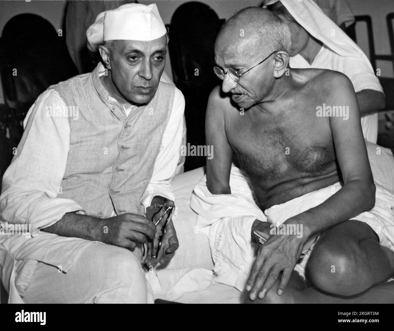 Bombay, Inde : 15 juillet 1946 jawaharlal Nehru, le président nouvellement élu du All India Congress, s'entretenant avec Mahatma Gandhi, homme politique indien fort, lors d'une réunion du Congrès. Banque D'Images