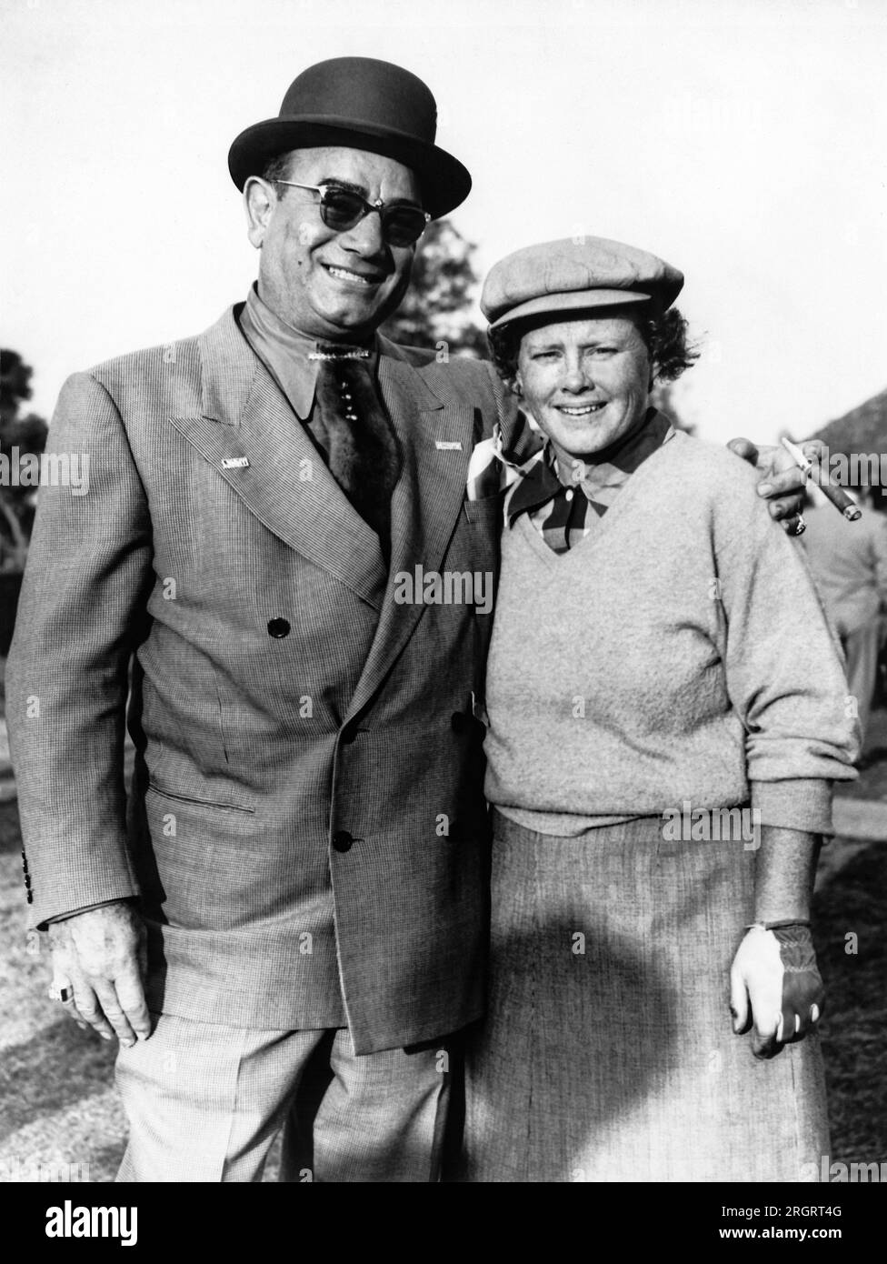 Nouvelle-Orléans, Louisiane : c. 1952 la golfeuse professionnelle Patty Berg rencontre le restaurateur Diamond Jim Moran de la Nouvelle-Orléans au tournoi de golf Women's Open de la Nouvelle-Orléans. Banque D'Images