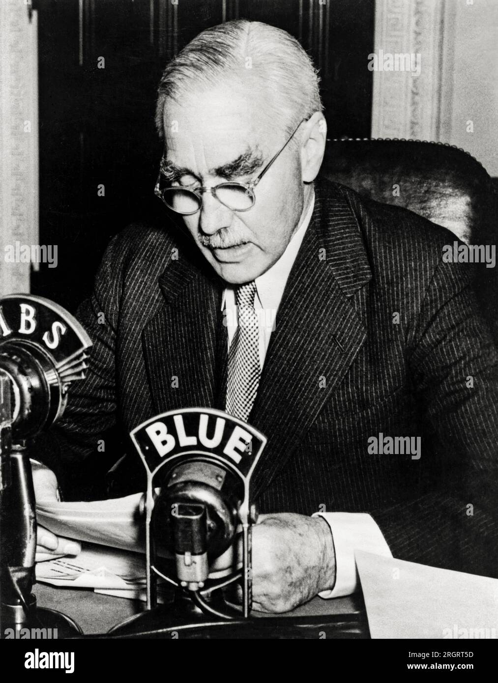 Washington, D.C. : 8 mai 1945 le secrétaire d'État par intérim des États-Unis Joseph Clark Grew souligne « les affaires inachevées » dans le Pacifique lors d'une émission de la Journée V-E du Département d'État américain. Banque D'Images