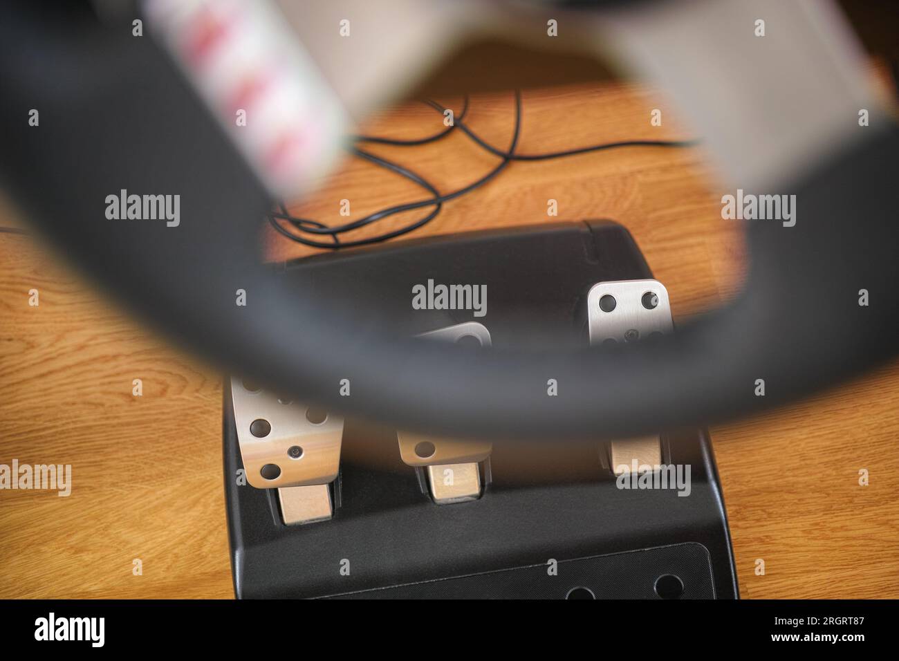 Volant de direction d'un simulateur de conduite. L'accent est mis sur le jeu de pédales. Banque D'Images