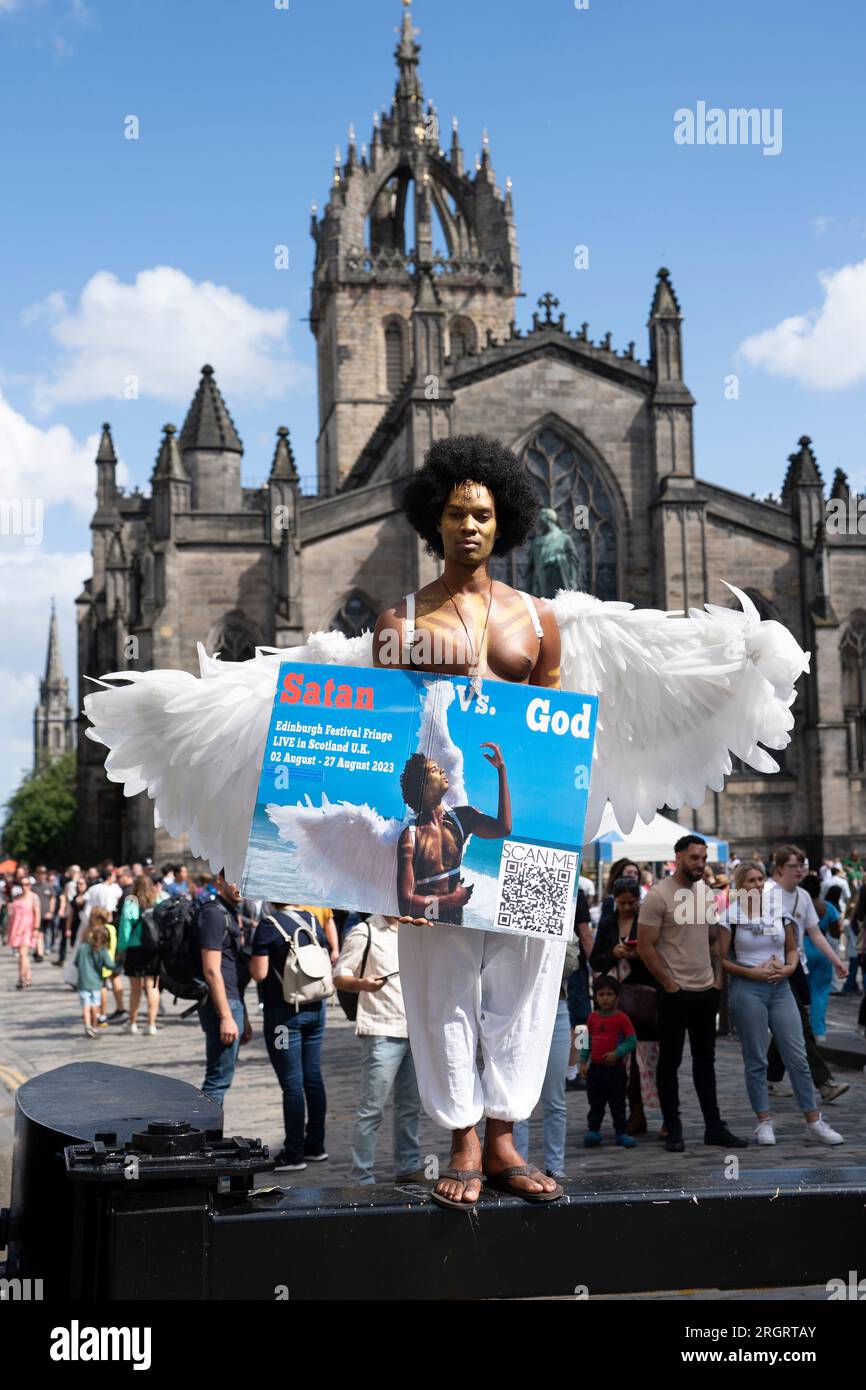 Édimbourg, Écosse, Royaume-Uni. 11 août 2023. Le soleil et les températures chaudes ont amené des milliers de visiteurs à la vieille ville d'Édimbourg lors des festivals International et Fringe aujourd'hui. Pic acteur faisant la promotion de son spectacle Satan vs God sur le Royal Mile. Iain Masterton/Alamy Live News Banque D'Images