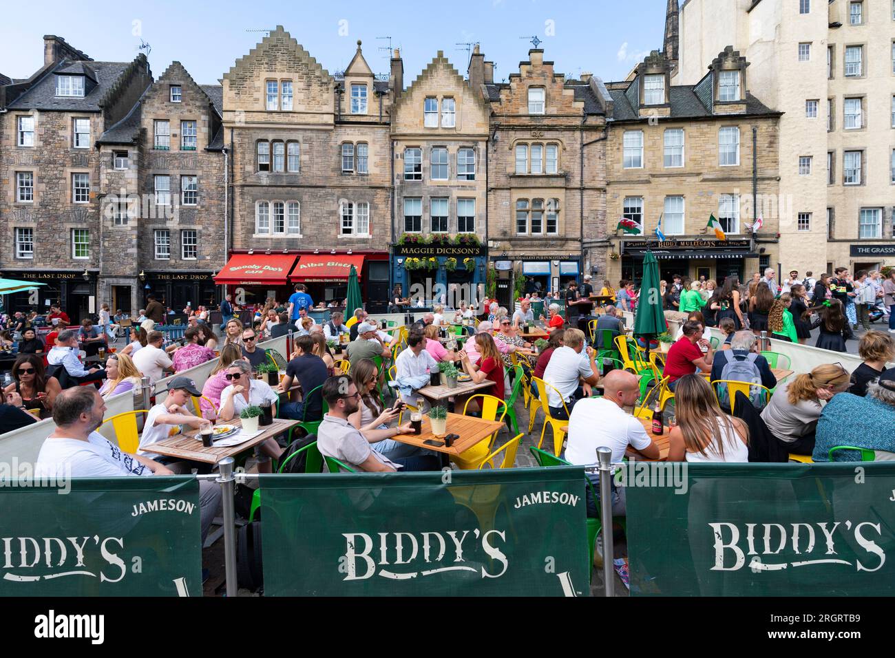 Édimbourg, Écosse, Royaume-Uni. 11 août 2023. Le soleil et les températures chaudes ont amené des milliers de visiteurs à la vieille ville d'Édimbourg lors des festivals International et Fringe aujourd'hui. Pic ; pubs et cafés dans le Grassmarket étaient tous occupés avec des visiteurs profitant des températures chaudes et du soleil. Iain Masterton/Alamy Live News Banque D'Images