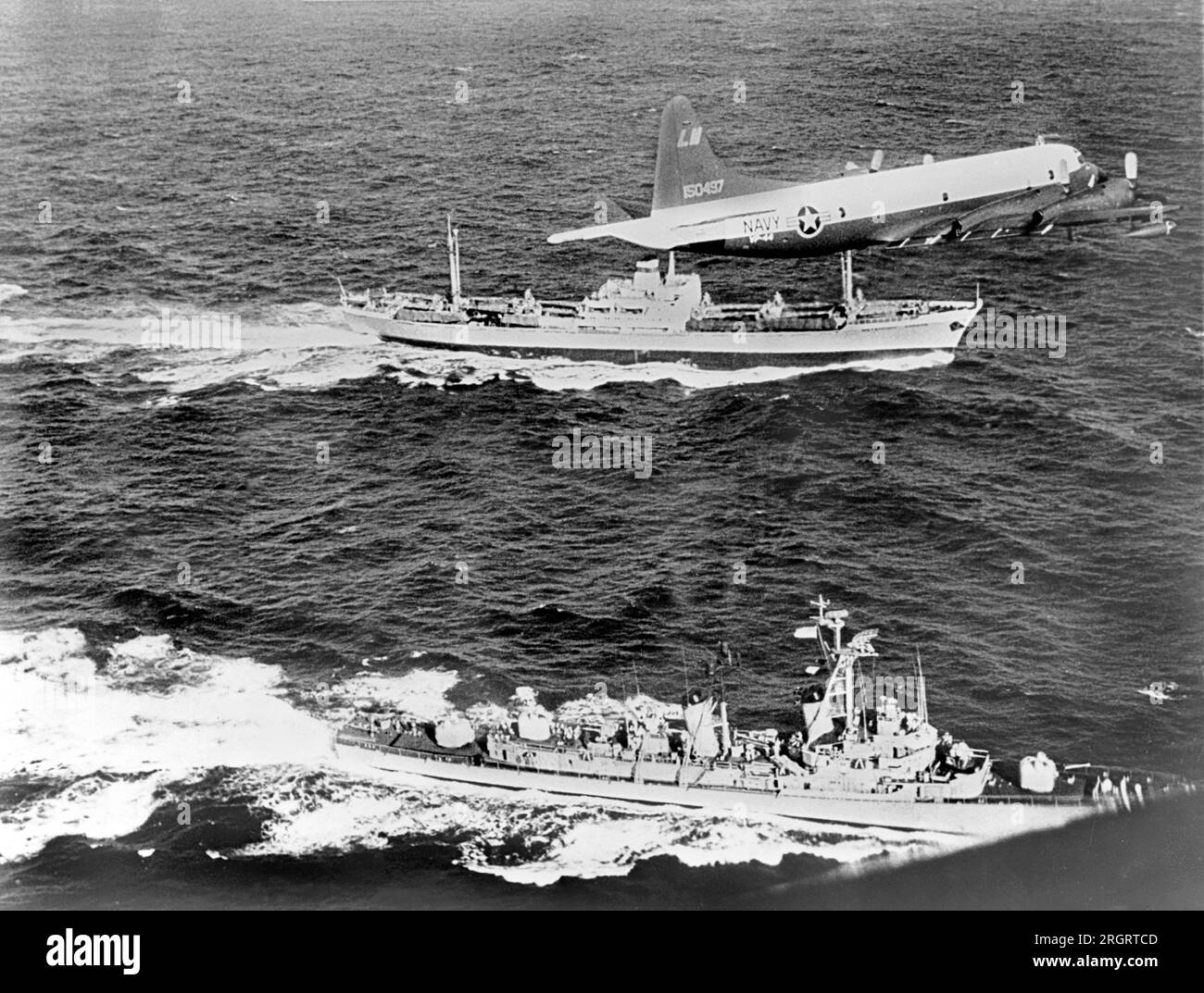 Cuba : 1962 le cargo soviétique Anosov, à l'arrière, étant escorté par un avion de la Marine et le destroyer USS Barry, alors qu'il quitte Cuba probablement chargé de missiles sous la couverture de toile vue sur le pont Banque D'Images