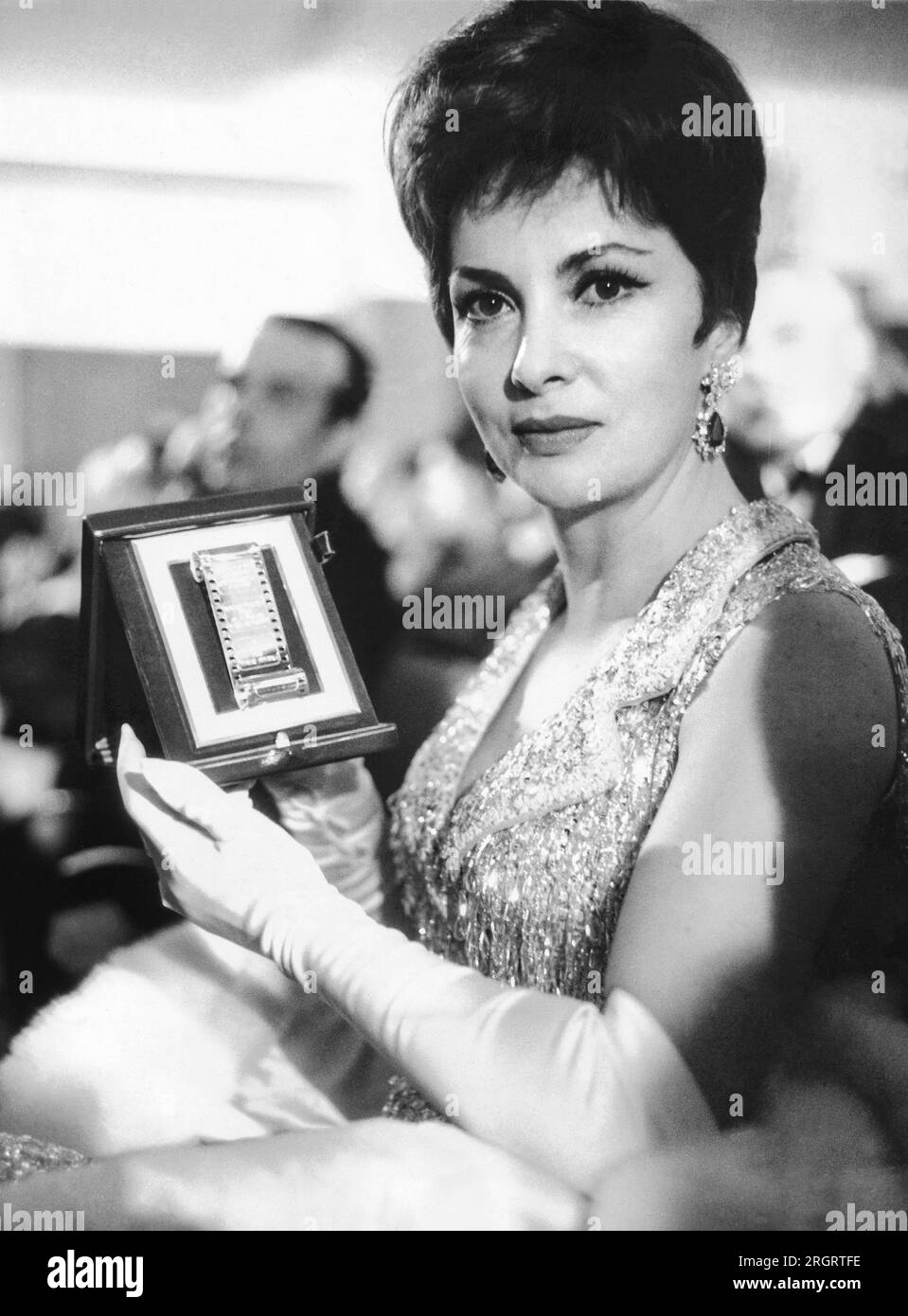 Rome, Italie : 30 mars 1963 la star de cinéma Gina Lollobrigida détient son "Silver Ribbon Award" qu'elle a reçu comme meilleure actrice pour 1962. C'est l'équivalent italien de l'Oscar d'Hollywood. Banque D'Images