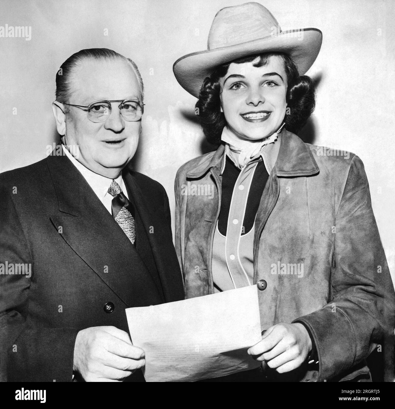 San Francisco, Californie : 24 mars 1950 une lycéenne Dianne Goldman portant un chapeau de cow-boy avec le maire de San Francisco Elmer Robinson. Elle est membre de la St. Équipe d'exercices Francis Riding Academy. Banque D'Images