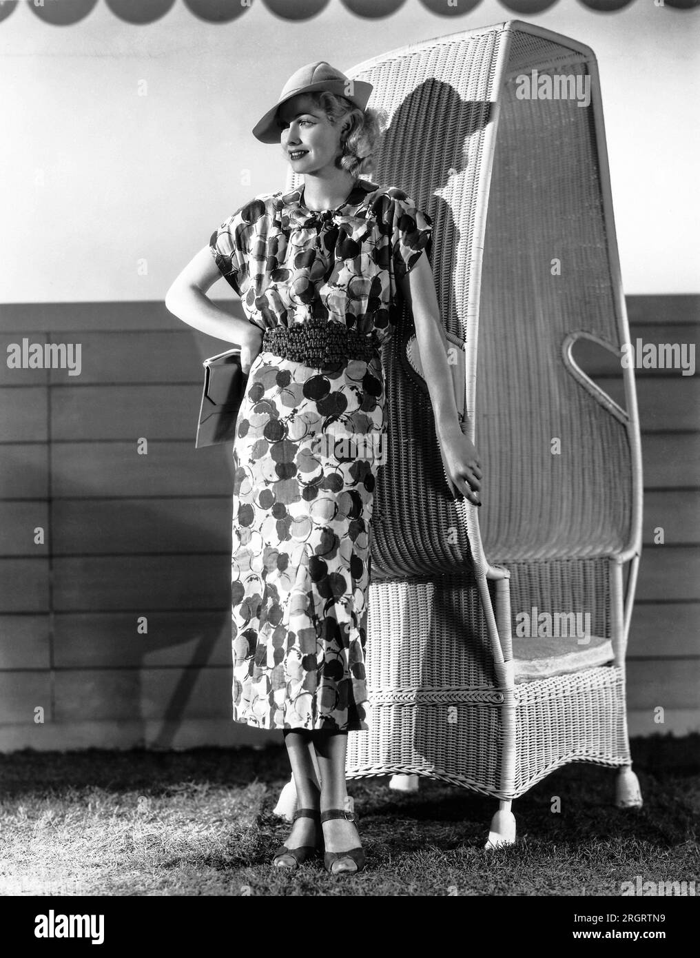 Hollywood, Californie : 1936 actrice Lucille ball, populaire RKO radio Pictures Player, modélise le dernier en lin imprimé pour les modes printanières. Banque D'Images