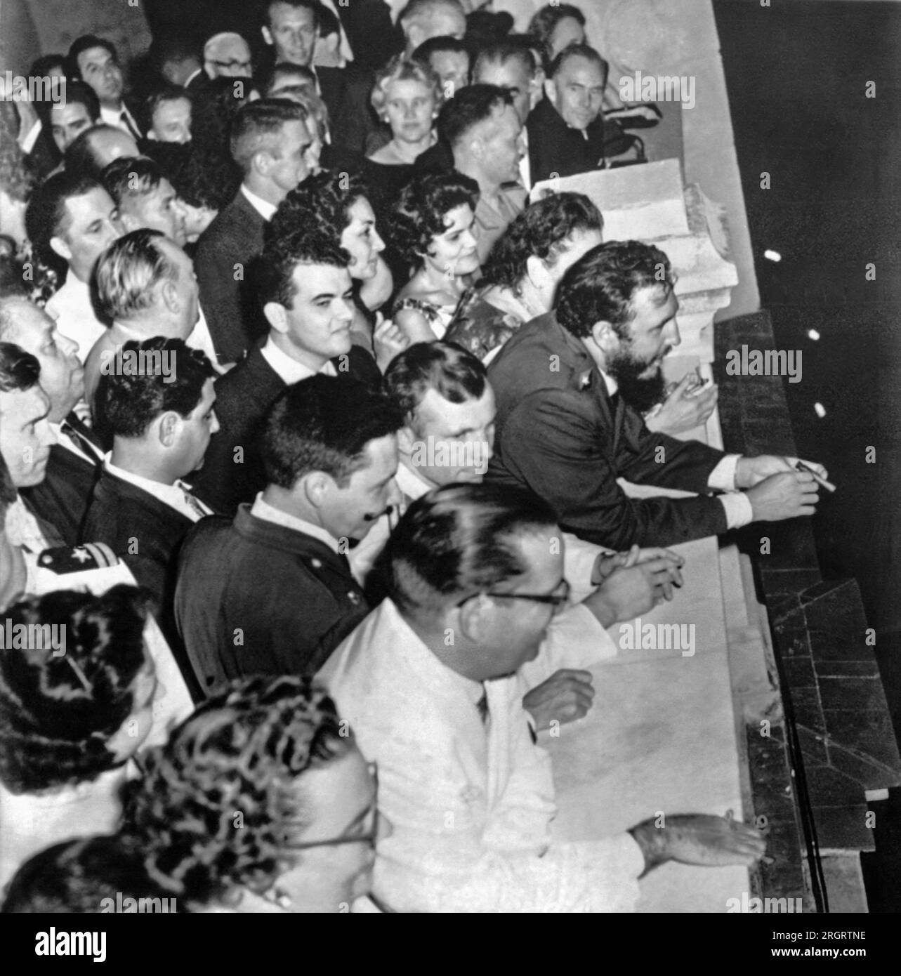 La Havane, Cuba : 26 juillet 1961 le Premier ministre cubain Fidel Castro s'appuie sur le palais présidentiel en balocony lors d'une célébration pour le cosmonaute russe Youri Gagarine. Gagarine se tient juste derrière Castro, et le président Osvaldo Dortieos est au premier plan avec des lunettes et un costume blanc. Banque D'Images