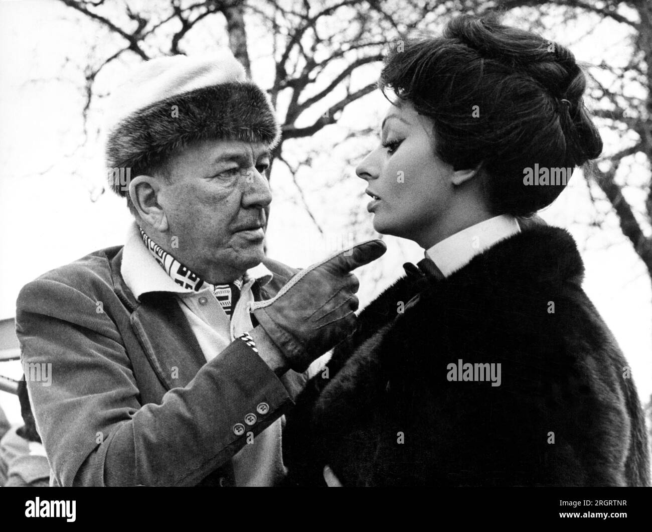 Hollywood, Californie : vers 1965 le dramaturge Noel Coward et l'actrice Sophia Loren. Banque D'Images