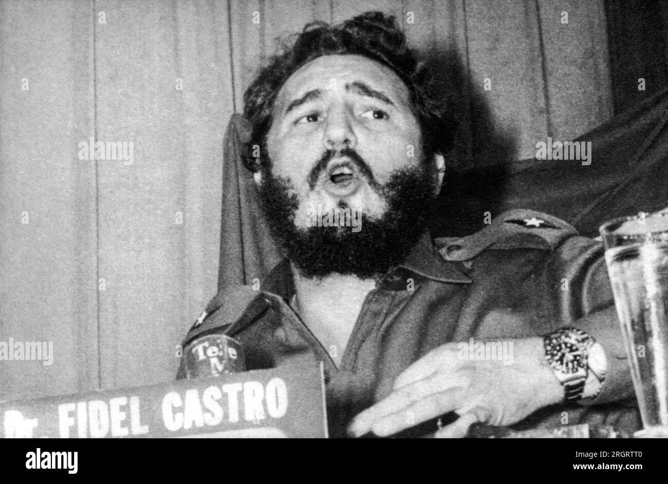Cuba : c. 1959 le Dr Fidel Castro prend la parole lors d'une conférence. Banque D'Images