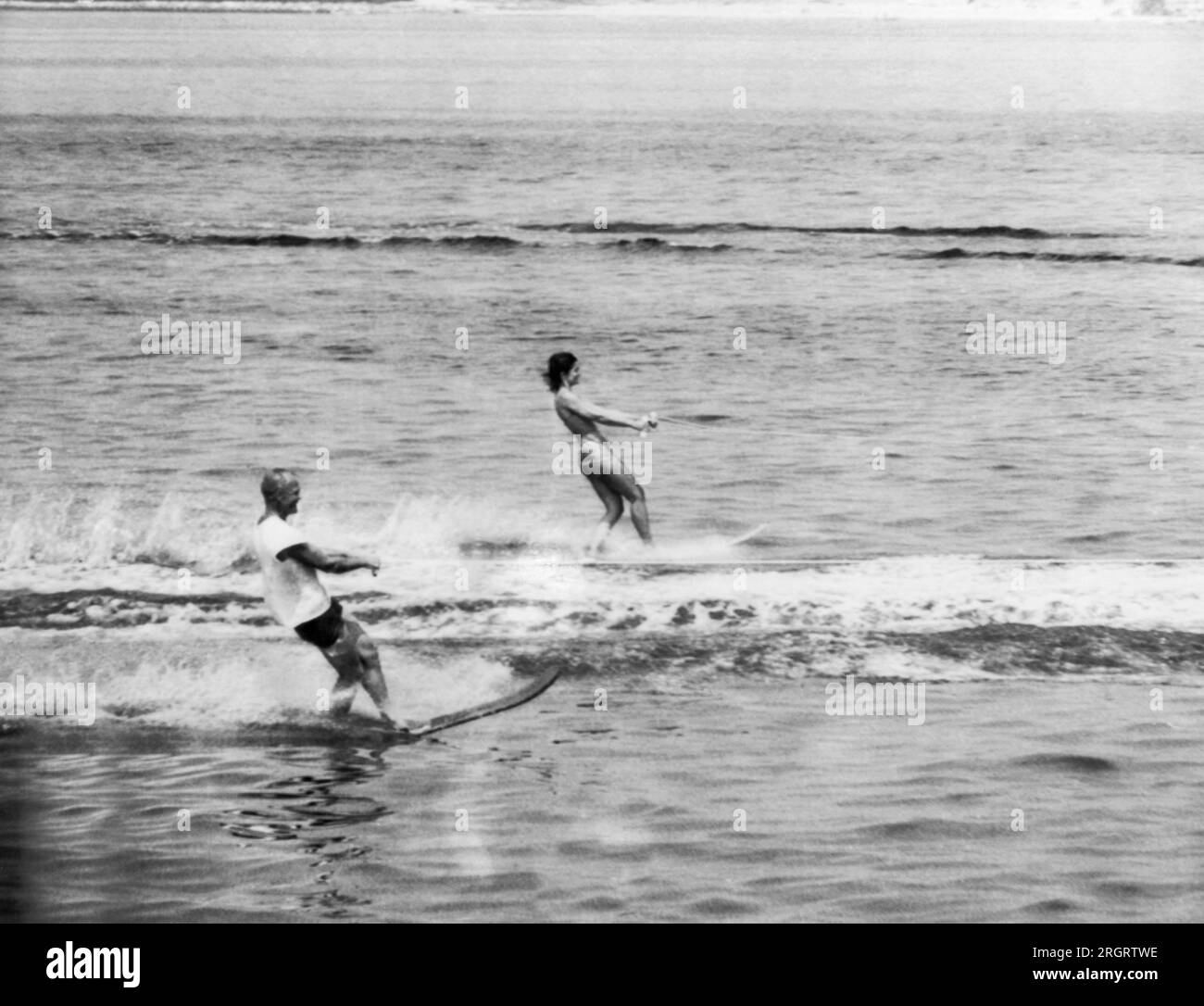 Hyannis Port, Massachusetts : 22 juillet 1962 Jacqueline Kennedy et l'astronaute John Glenn font du ski nautique sur la baie Lewis. Le bateau était conduit par Ethel Kennedy, épouse du procureur général. Banque D'Images