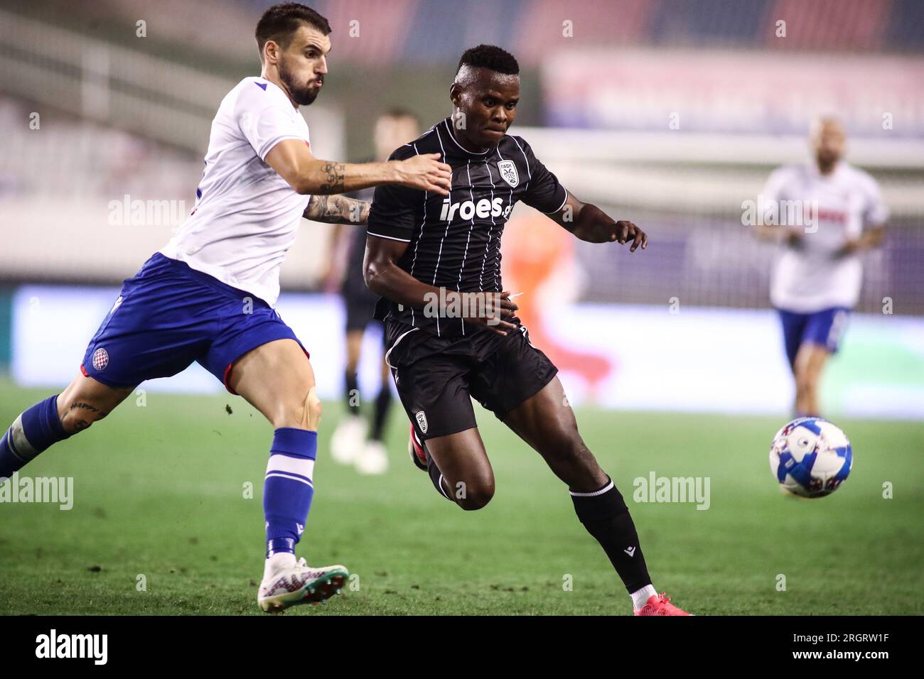 Split, Croatie. 10 août 2023. Zvonimir Sarlija de Hadjuk (à gauche) et Samatta, allié de PAOK, se battent pour le ballon lors d'un match entre Hadjuk Split et PAOK FC. Troisième match de qualification de la Conference League entre Hajduk Split et PAOK FC. Le match s'est terminé 0-0. (Image de crédit : © Giannis Papanikos/ZUMA Press Wire) USAGE ÉDITORIAL SEULEMENT! Non destiné à UN USAGE commercial ! Banque D'Images