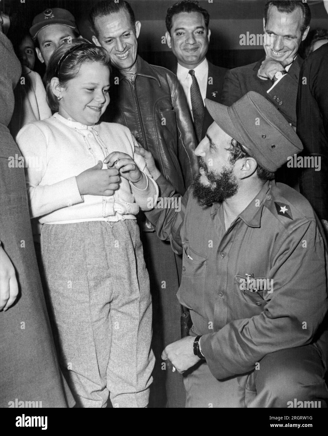 La Havane, Cuba : 17 janvier 1959. Le chef rebelle Fidel Castro discute avec un jeune admirateur lors d'une conférence de presse. Banque D'Images