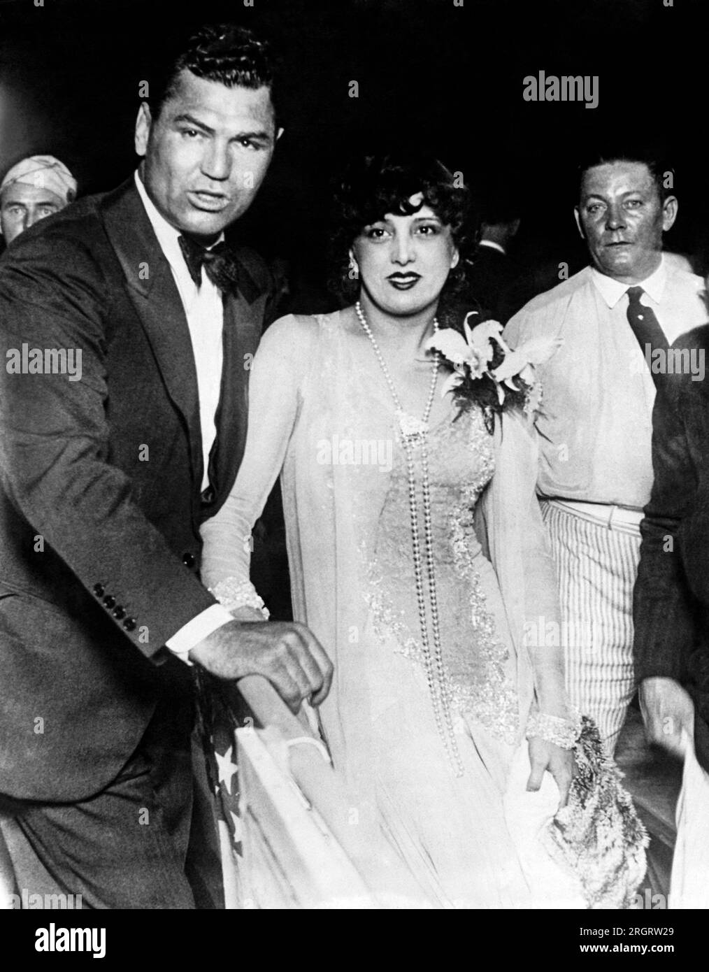 Miami, Floride : 28 février 1929 l'ancien champion poids lourd Jack Dempsey et sa femme, l'actrice Estelle Taylor, sont photographiés sur le ring au Sharkey-Stribling Fight que Dempsey a promu. Banque D'Images