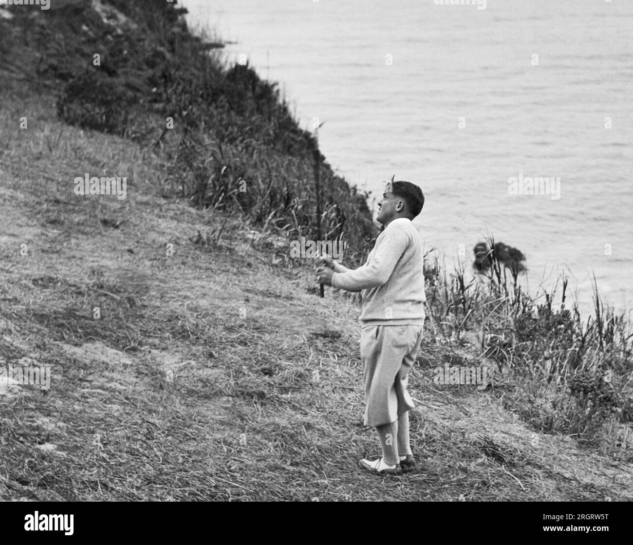 Pebble Beach, Californie : c. 1929 Bobby Jones jouant au golf à Pebble Beach. Banque D'Images