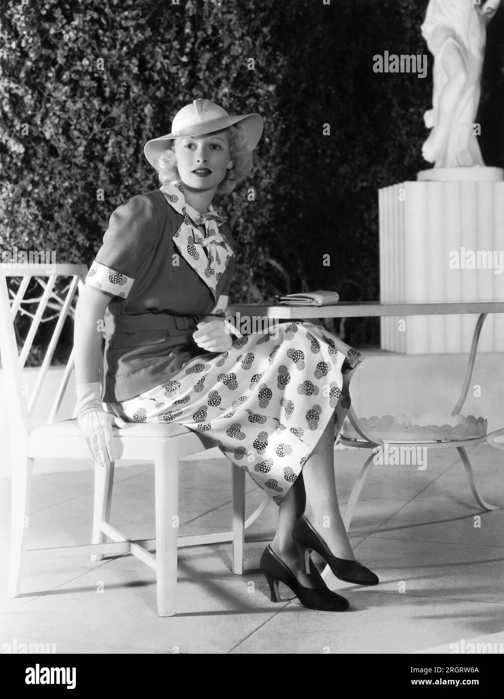 Hollywood, Californie : 1936 l'actrice Lucille ball, populaire RKO radio Pictures Player, affiche les dernières nouveautés de la mode printanière. Banque D'Images