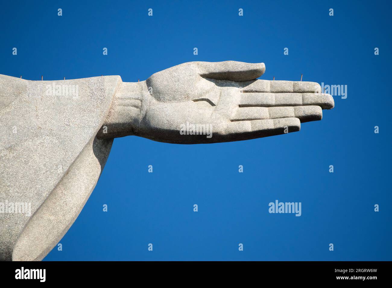 Rio de Janeiro : main gauche du Christ Rédempteur, statue de style déco de Paul Landowski au sommet du Mont Corcovado, l'une des 7 merveilles du monde moderne Banque D'Images