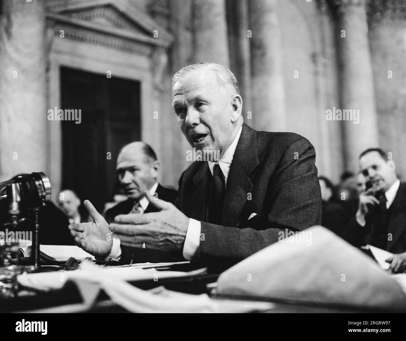 Washington, D.C. : 9 janvier 1948 le secrétaire d'État George C. Marshall témoigne devant le comité des relations étrangères du Sénat pour lui demander d'approuver l'ensemble du plan de relance européen. Banque D'Images