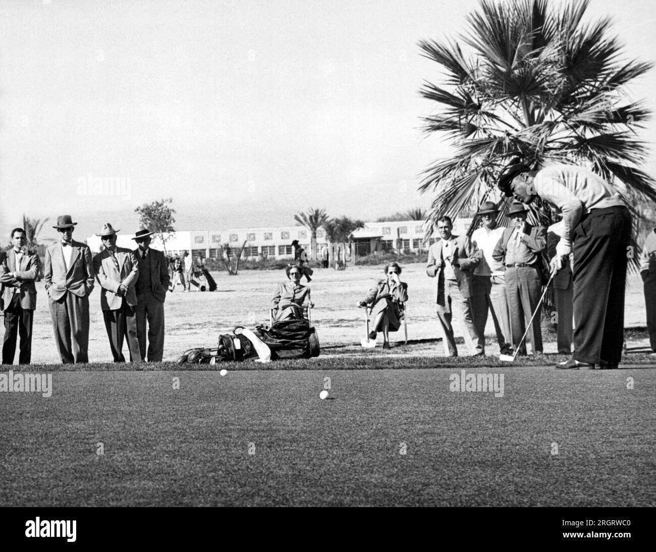 Phoenix, Arizona : 23 janvier 1952 Joe Louis a mis sur le 9e green à l'Arizona Country Club où il n'a pas réussi à se qualifier avec un 81 pour le Phoenix Pro-amateur Open Golf Tournament. Banque D'Images