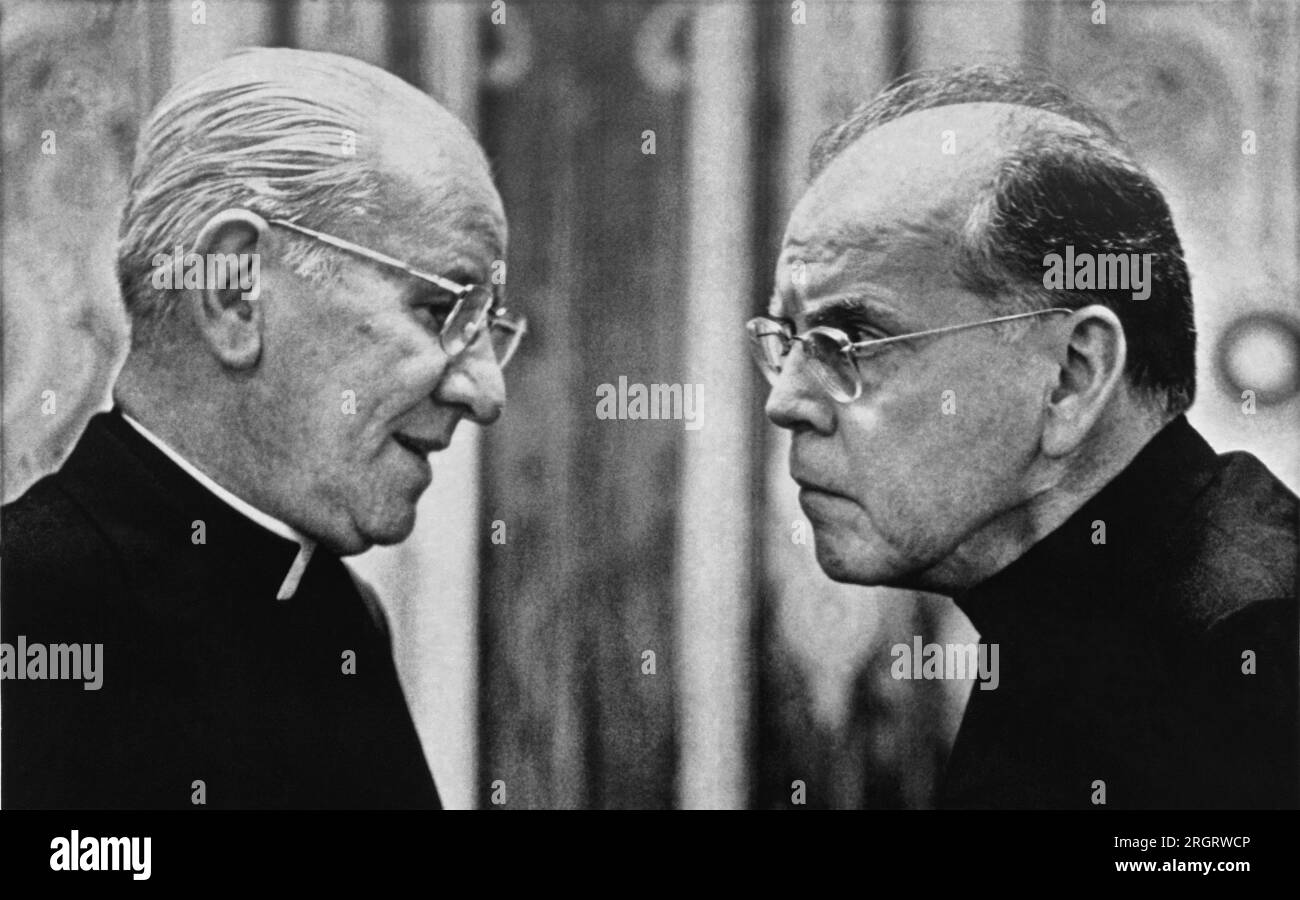 Washington, D.C. : 16 novembre 1972 le cardinal John Krol de Philadelphie (à gauche) et le cardinal Terence Cook, archevêque de New York (à droite), parlent à la Conférence nationale des évêques. Krol est à la tête de l'organisation. Banque D'Images