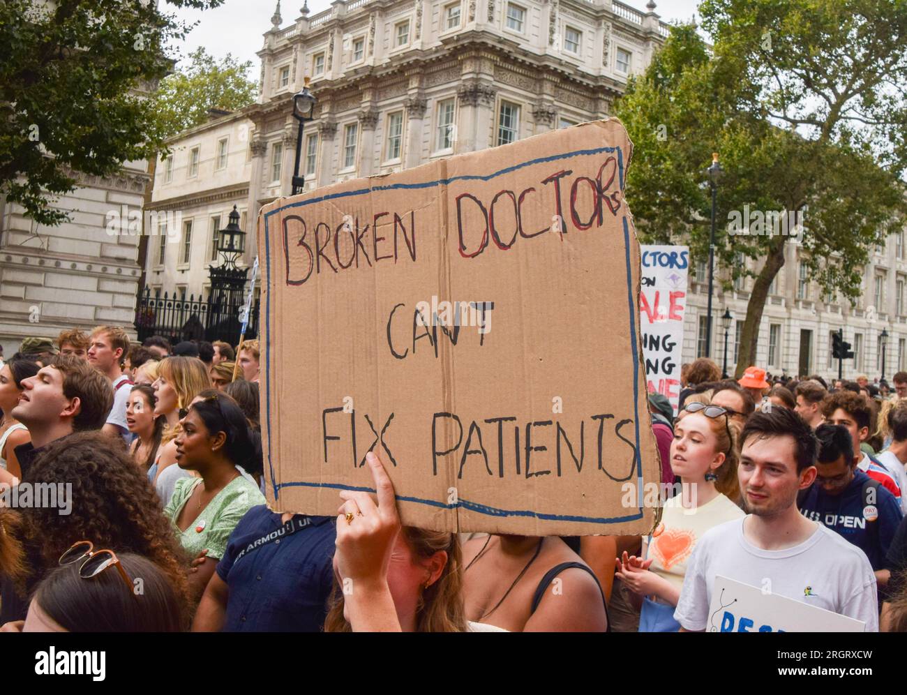 Londres, Royaume-Uni. 11 août 2023. Des centaines de médecins juniors organisent un rassemblement devant Downing Street alors qu'ils commencent leur dernière grève pour les salaires. Crédit : Vuk Valcic/Alamy Live News Banque D'Images