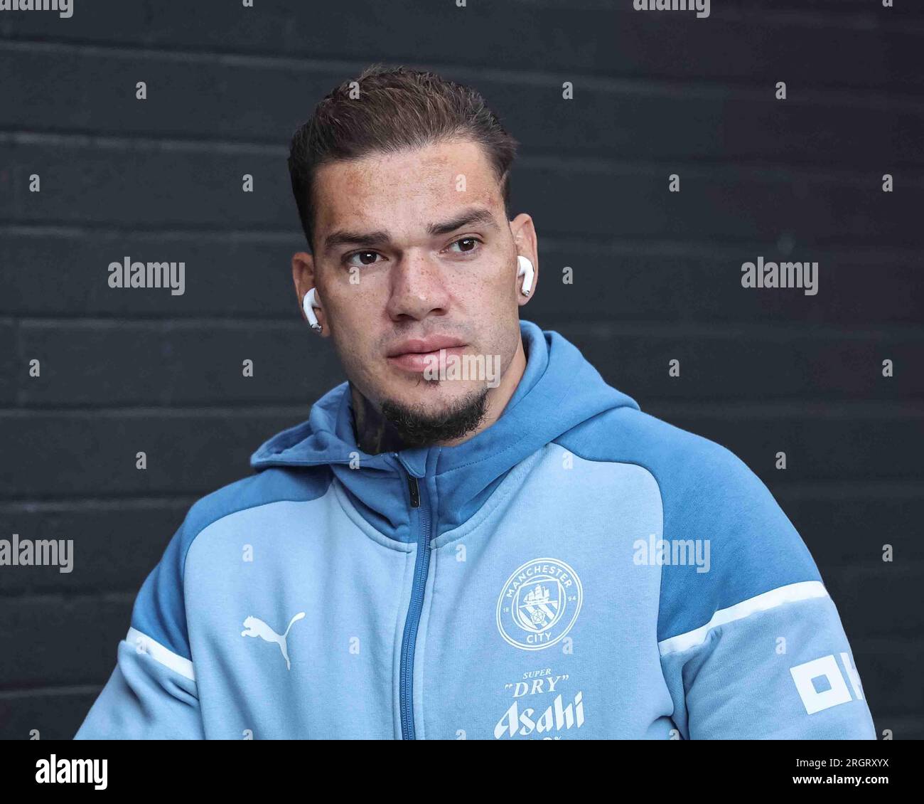 Ederson de Manchester City arrive lors du match de Premier League Burnley vs Manchester City au Turf Moor, Burnley, Royaume-Uni, le 11 août 2023 (photo de Mark Cosgrove/News Images) Banque D'Images