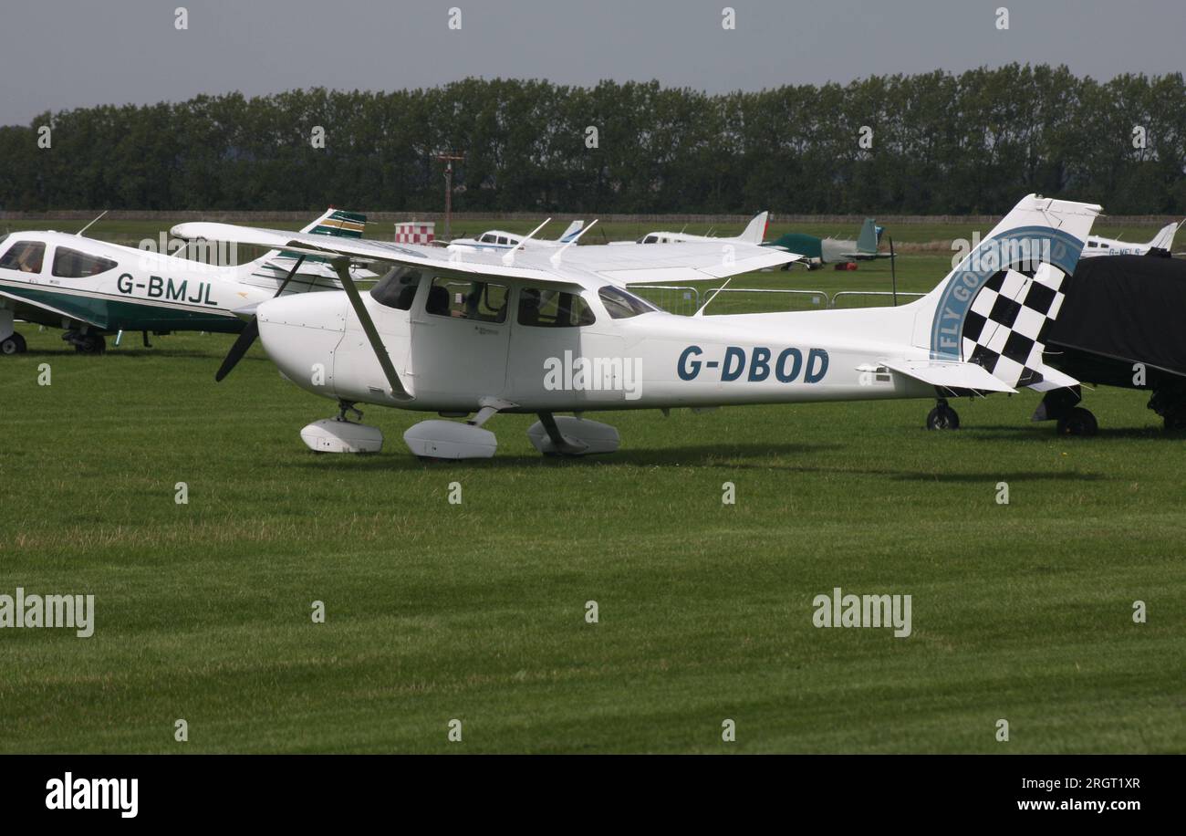 Un avion léger Cessna 172 annonçant l'aérodrome Goodwood West Sussex, vu ici à cet aérodrome Banque D'Images