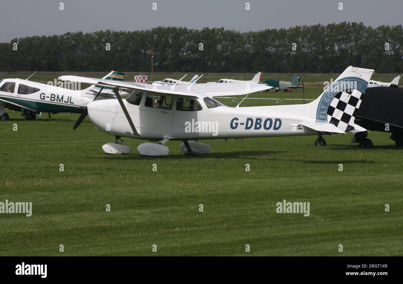 Un avion léger Cessna 172 annonçant l'aérodrome Goodwood West Sussex, vu ici à cet aérodrome Banque D'Images Un avion léger Cessna 172 annonçant l'aérodrome Goodwood West Sussex, vu ici à cet aérodrome Banque D'Images