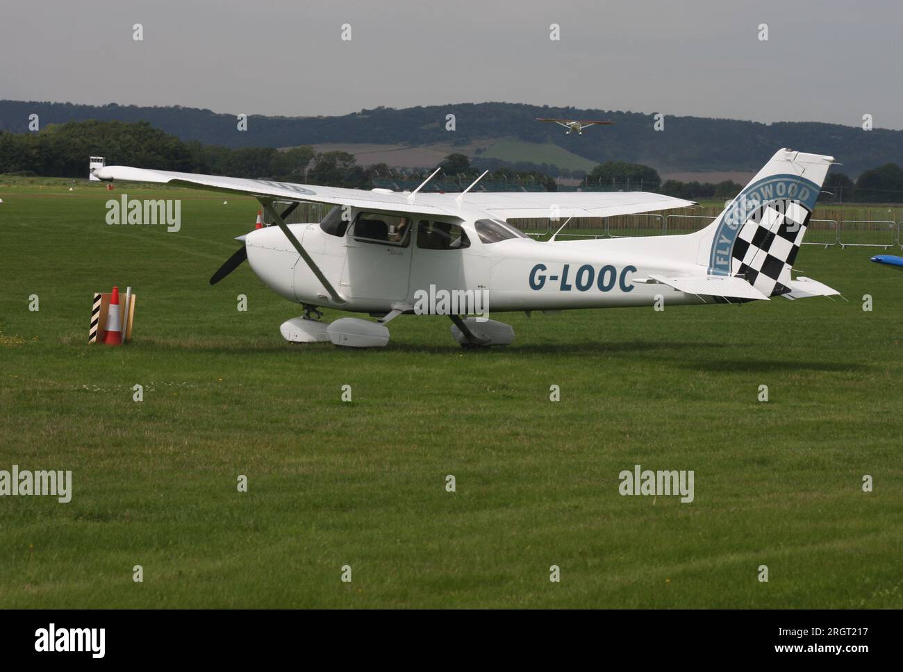 Un avion léger Cessna 172 annonçant l'aérodrome Goodwood West Sussex, vu ici à cet aérodrome Banque D'Images