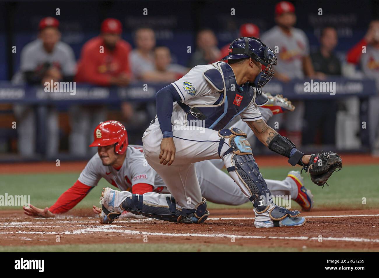 St. Petersburg, FL États-Unis ; St. Louis Cardinals troisième joueur de base Nolan Arenado (28) est en sécurité à la maison glissant sous l'étiquette de Tampa Bay Rays receveur Christian Banque D'Images