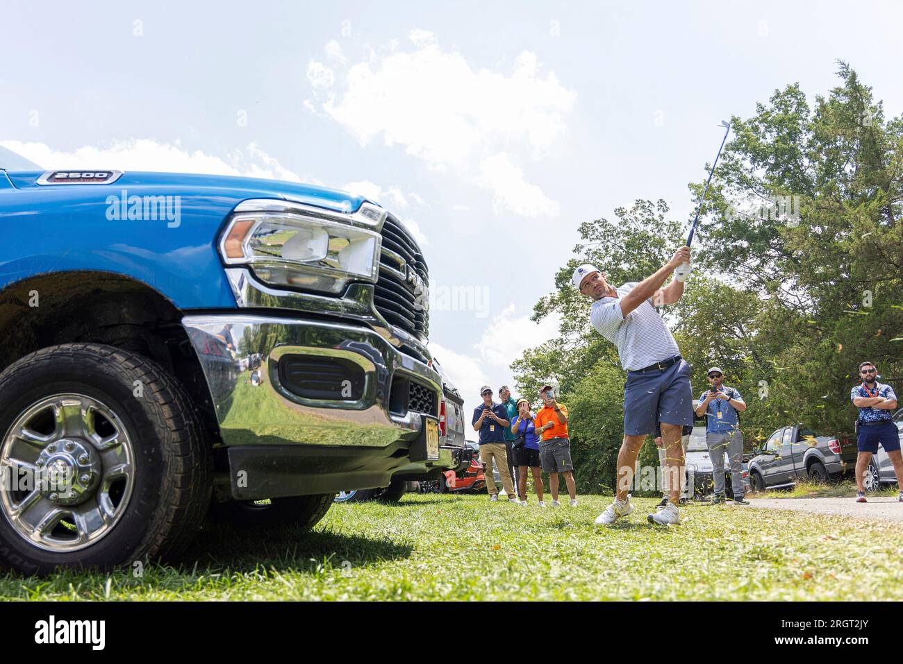 Captain Bryson DeChambeau of Crushers GC hits a shot from the parking lot during the first round of LIV Golf Bedminster at the Trump National Golf Club on Friday, August 11, 2023 in Bedminster, New Jersey. (Photo by Chris Trotman/LIV Golf via AP) Banque D'Images