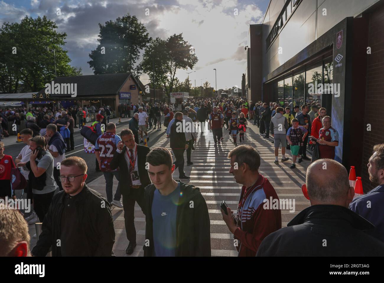 Les fans commencent à arriver avant le match de Premier League Burnley vs Manchester City au Turf Moor, Burnley, Royaume-Uni. 11 août 2023. (Photo de Mark Cosgrove/News Images) dans, le 8/11/2023. (Photo de Mark Cosgrove/News Images/Sipa USA) crédit : SIPA USA/Alamy Live News Banque D'Images