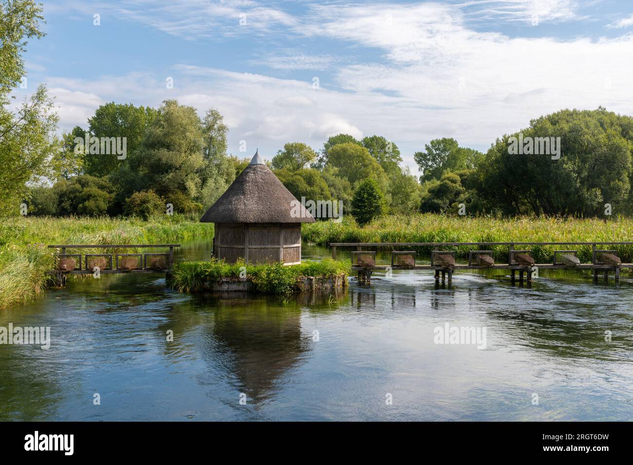 Pièges à anguilles Longstock et abri de pêcheur en chaume sur la rivière Test, Longstock, Hampshire, Angleterre, Royaume-Uni Banque D'Images