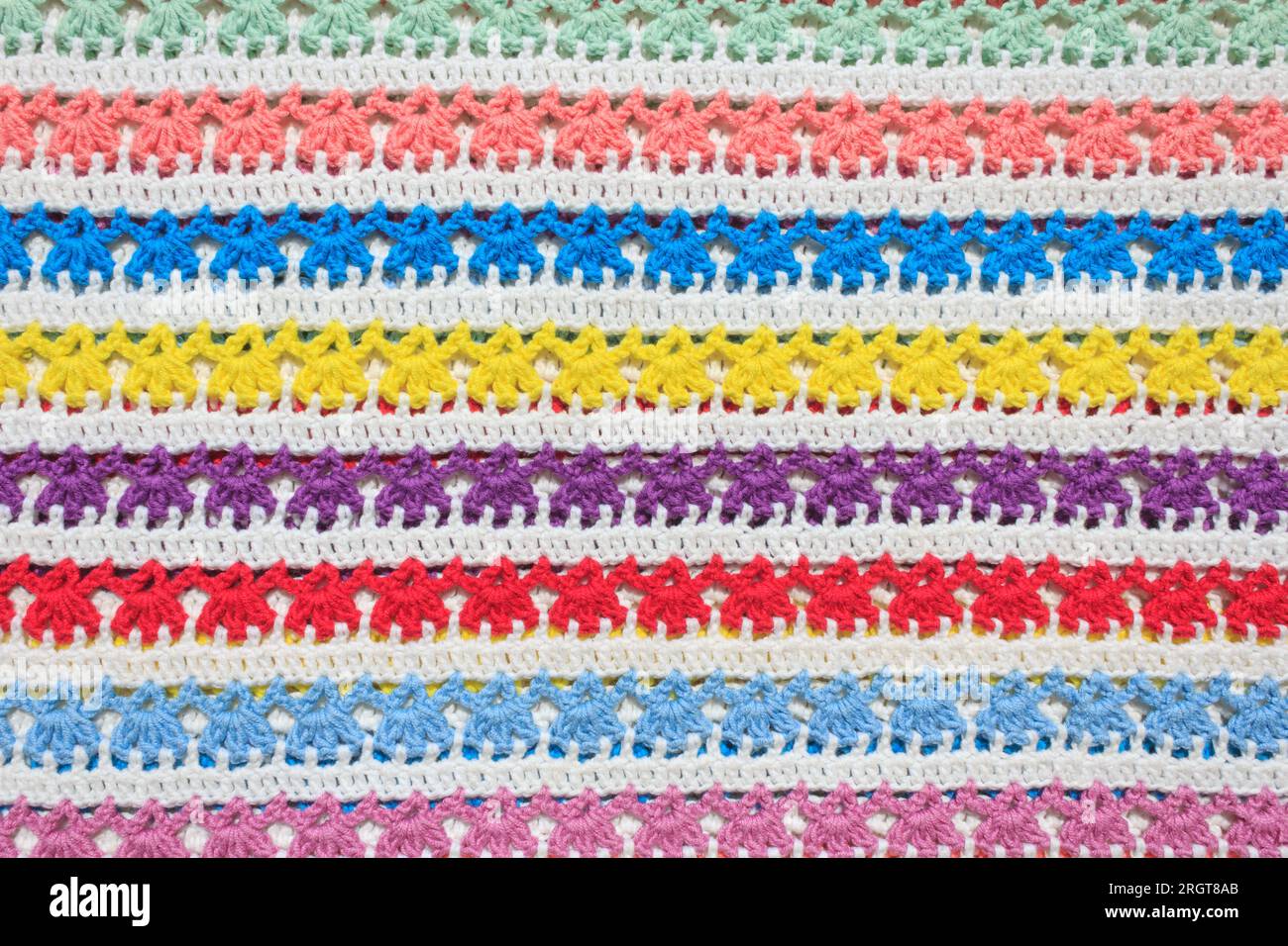 Tissu crocheté de fond, motif de rangées multicolores fait à la main. Banque D'Images