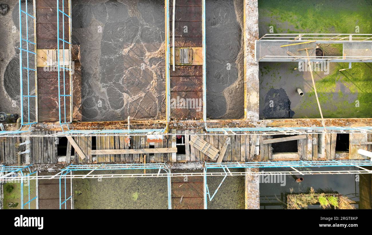 Usine de traitement des eaux usées et des eaux usées vieux et rouillé fer de garde-corps processus sédimentation, filtration, oxydation, eau de purification biologique se Banque D'Images