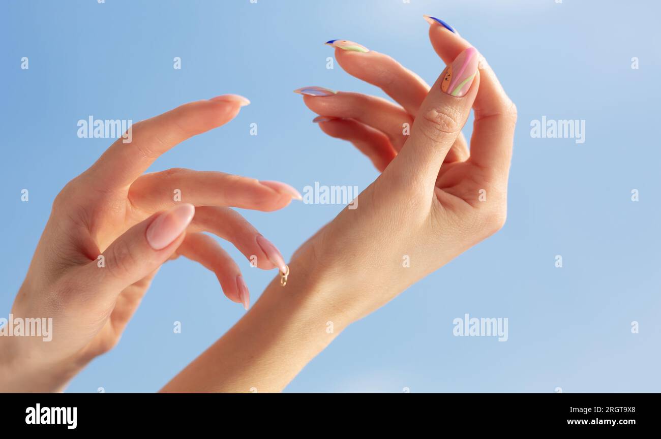 Belle femme avec les mains manucure Banque D'Images