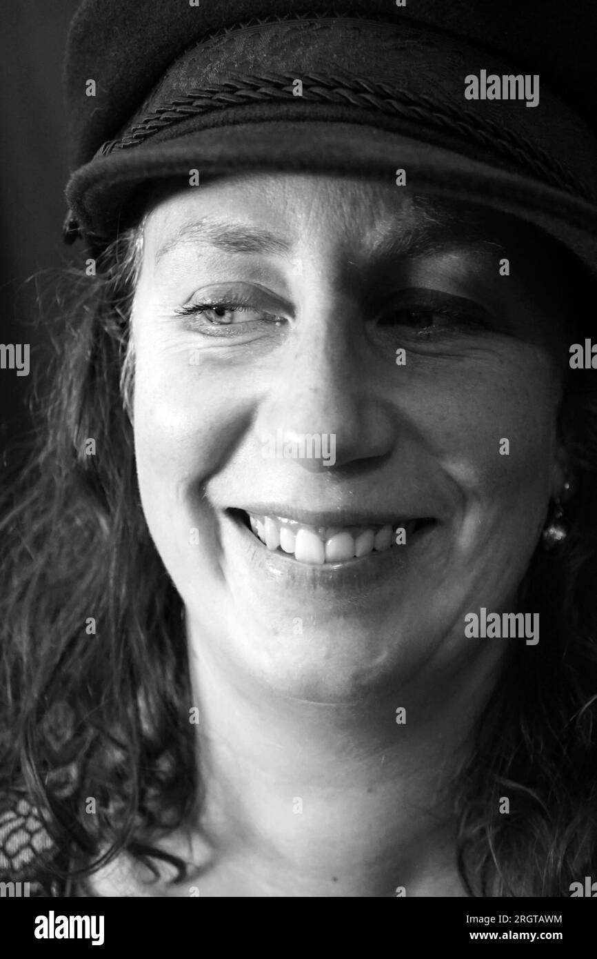 Portrait d'une femme en noir en blanc avec une casquette de marin noire Banque D'Images