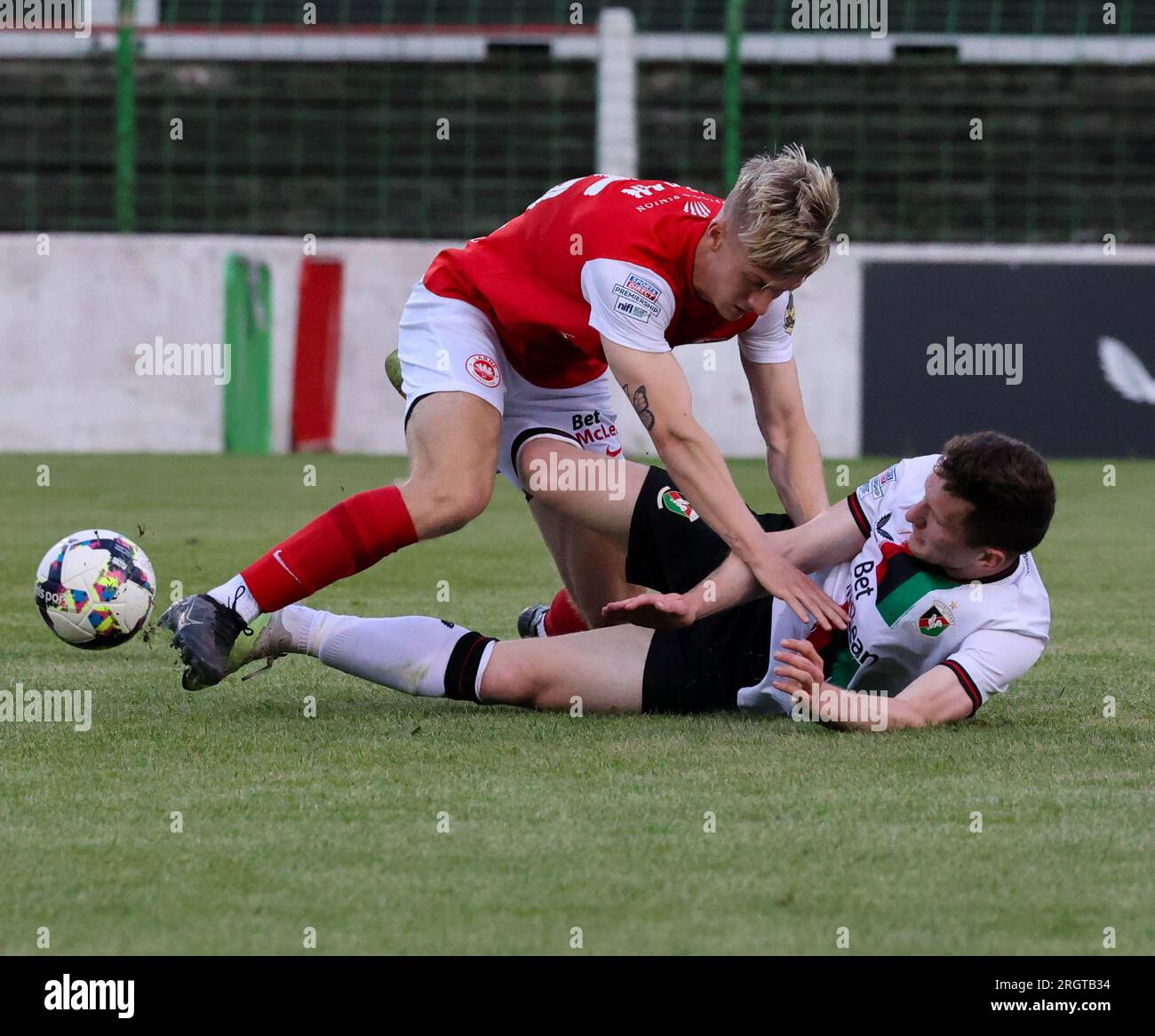 BetMcLean Oval, Belfast, Irlande du Nord, Royaume-Uni. 11 août 2023. Sports Direct Premiership – Glentoran v Larne, action Premiership du match de ce soir à Belfast. (Glentoran en blanc). Dylan Sloan (Larne) et Bobby Burns crédit : CAZIMB/Alamy Live News. Banque D'Images