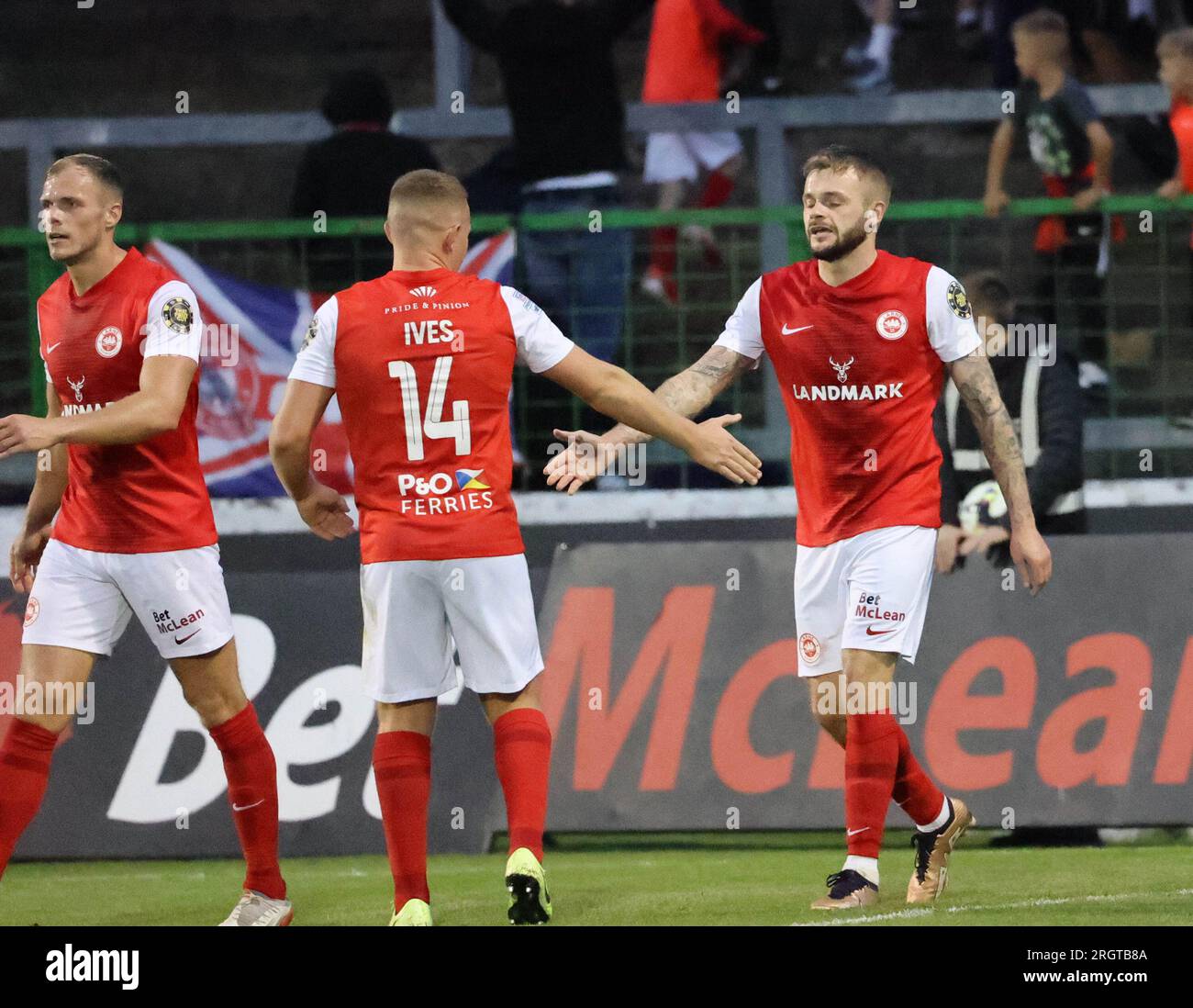 BetMcLean Oval, Belfast, Irlande du Nord, Royaume-Uni. 11 août 2023. Sports Direct Premiership – Glentoran v Larne, action Premiership du match de ce soir à Belfast. (Glentoran en blanc). Andy Ryan (29) fait 2-0 à Larne. Crédit : CAZIMB/Alamy Live News. Banque D'Images