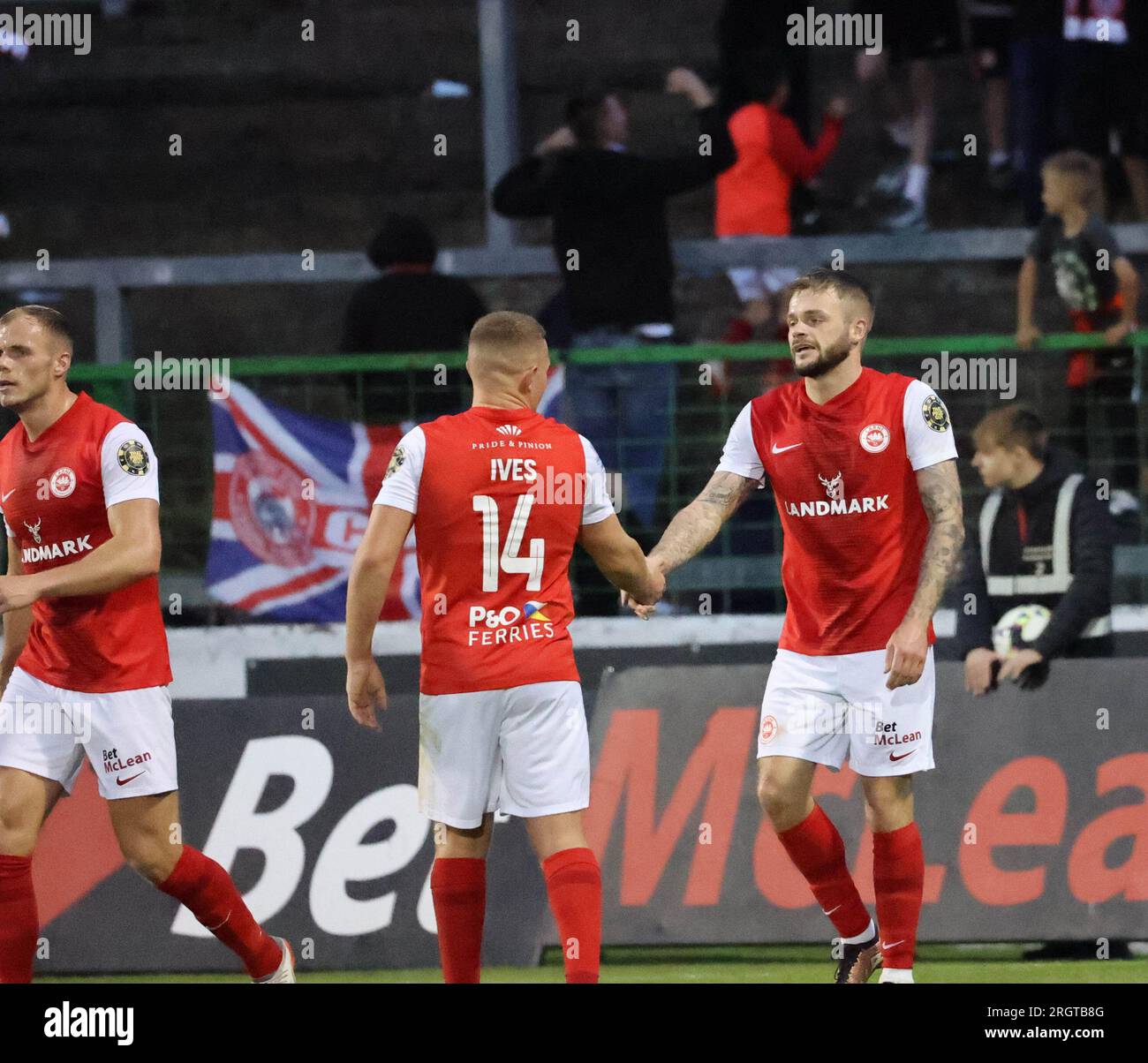 BetMcLean Oval, Belfast, Irlande du Nord, Royaume-Uni. 11 août 2023. Sports Direct Premiership – Glentoran v Larne, action Premiership du match de ce soir à Belfast. (Glentoran en blanc). Andy Ryan (29) fait 2-0 à Larne. Crédit : CAZIMB/Alamy Live News. Banque D'Images