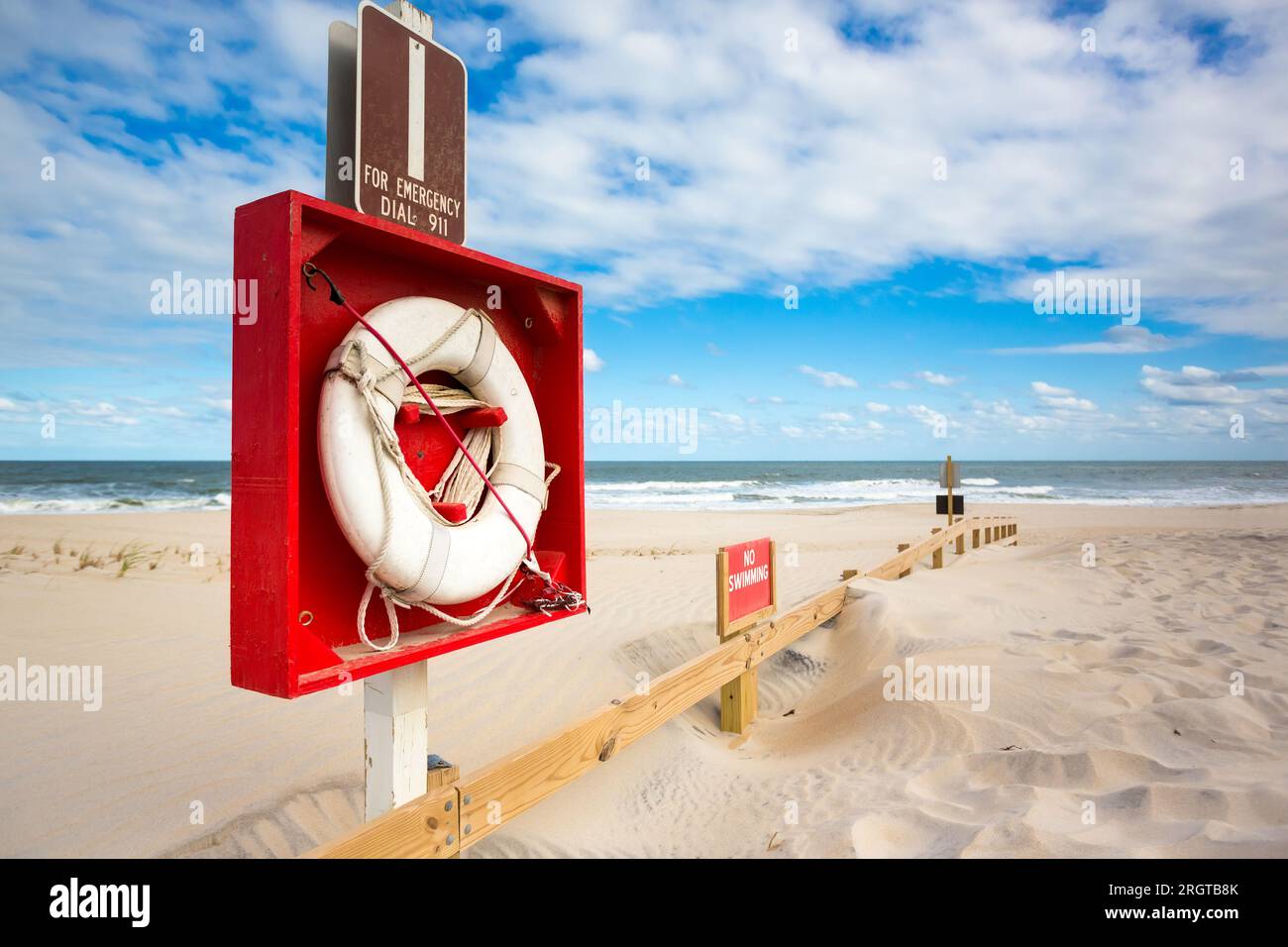 Un anneau de sauvetage d'urgence et un panneau No Swimming près de l'océan à Assateague Island, Maryland Banque D'Images