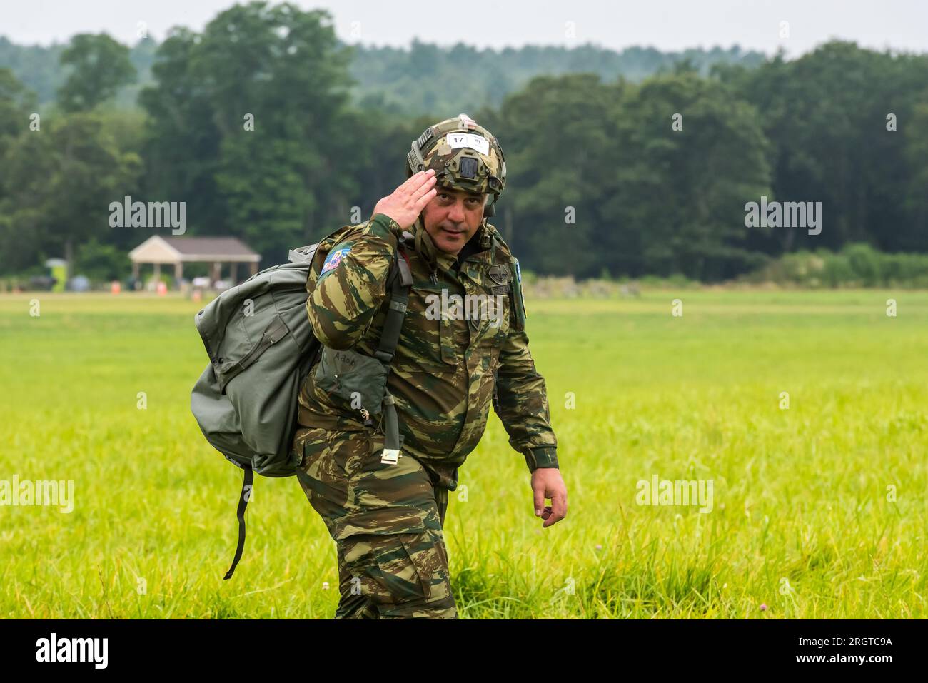 Leapfest est une compétition internationale d'entraînement de parachute de ligne statique organisée par la garde nationale de l'armée de Rhode Island et le 56e commandement de troupe. Banque D'Images