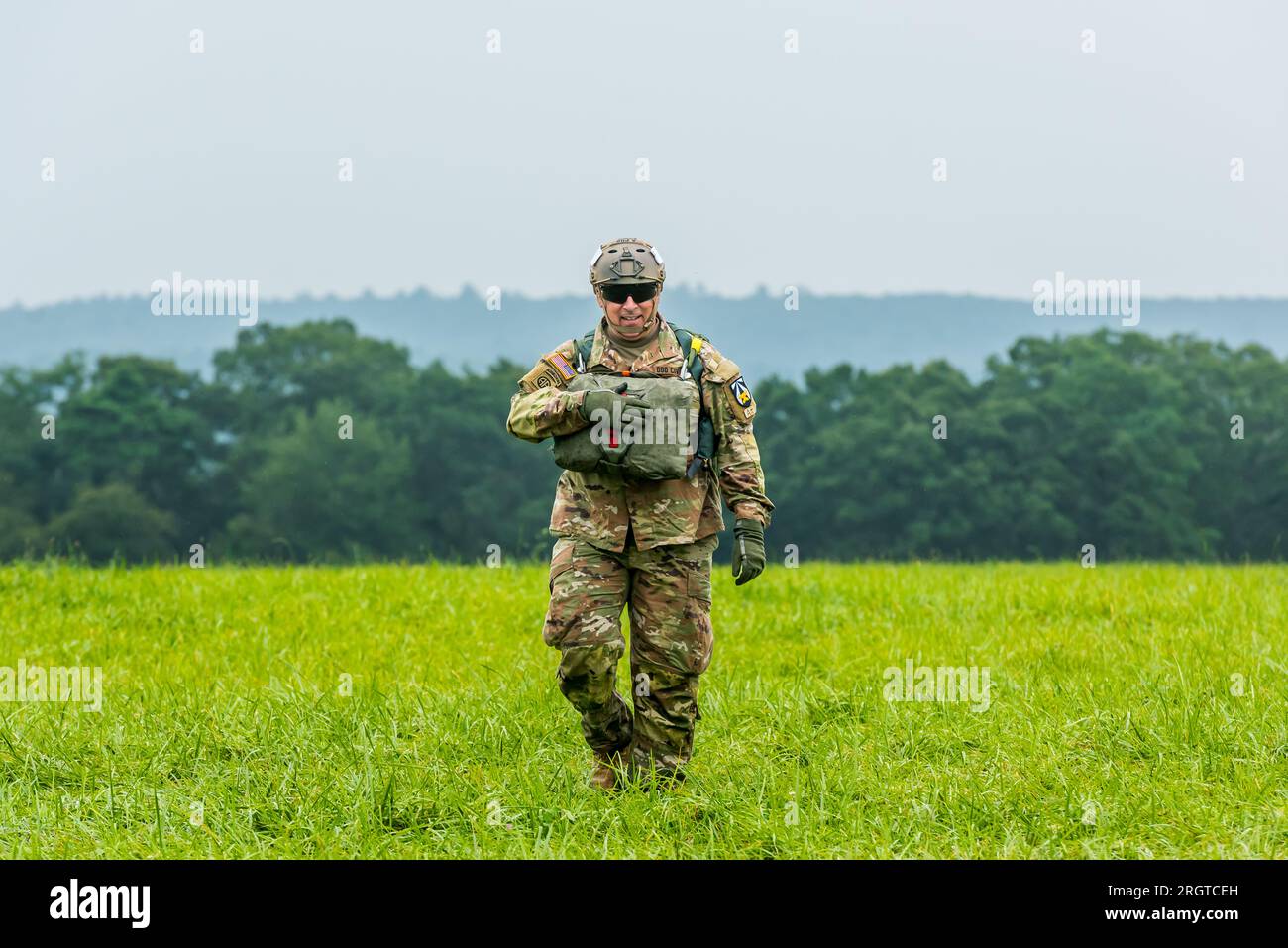 Leapfest est une compétition internationale d'entraînement de parachute de ligne statique organisée par la garde nationale de l'armée de Rhode Island et le 56e commandement de troupe. Banque D'Images