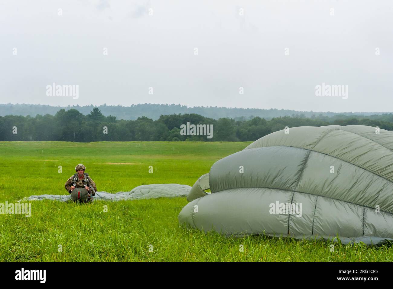 Leapfest est une compétition internationale d'entraînement de parachute de ligne statique organisée par la garde nationale de l'armée de Rhode Island et le 56e commandement de troupe. Banque D'Images