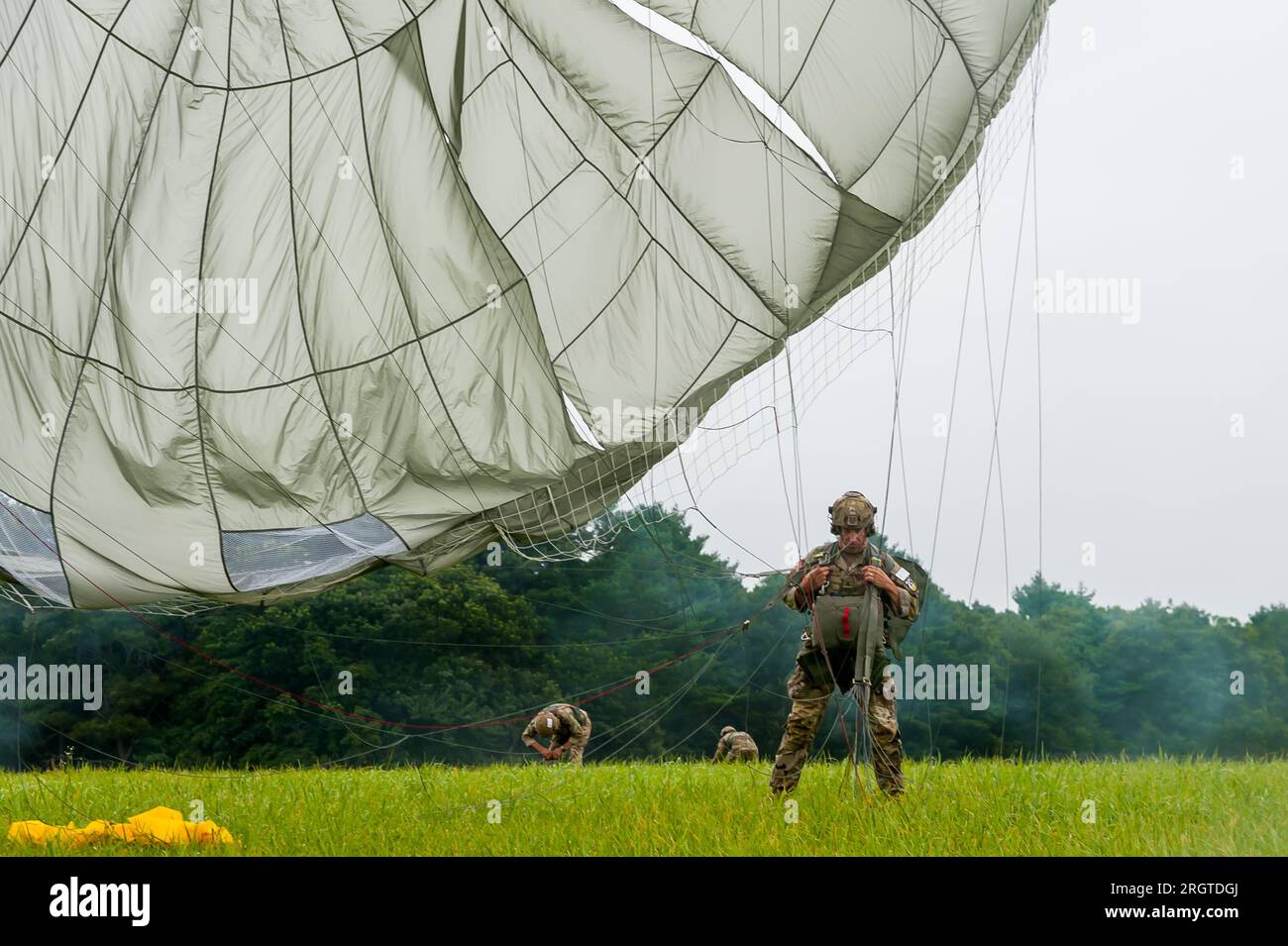 Leapfest est une compétition internationale d'entraînement de parachute de ligne statique organisée par la garde nationale de l'armée de Rhode Island et le 56e commandement de troupe. Banque D'Images