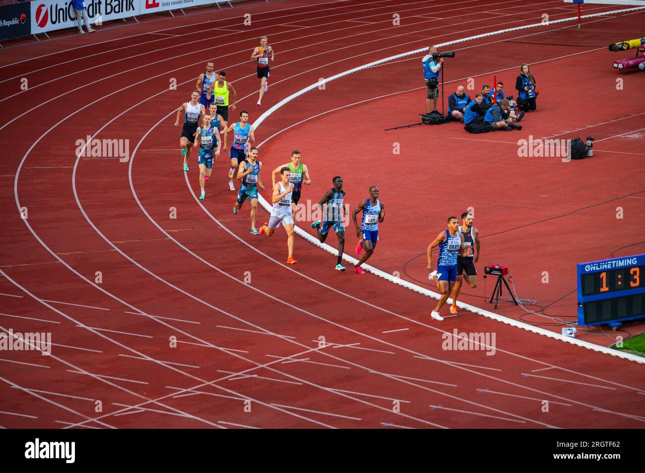 OSTRAVA, TCHÉQUIE, 27 JUIN 2023 : coureurs masculins engagés dans la course de 800m : les athlètes concourent sur le circuit d'athlétisme pour les mondiaux à Budapest et Summer olym Banque D'Images