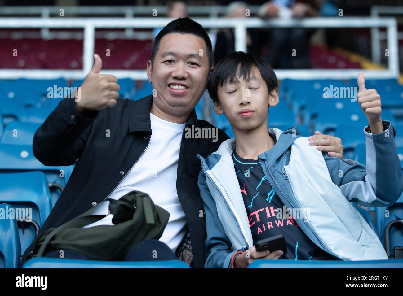 Fans de Manchester City lors du match de Premier League entre Burnley et Manchester City au Turf Moor, Burnley le vendredi 11 août 2023. (Photo : Mike Morese | MI News) crédit : MI News & Sport / Alamy Live News Banque D'Images