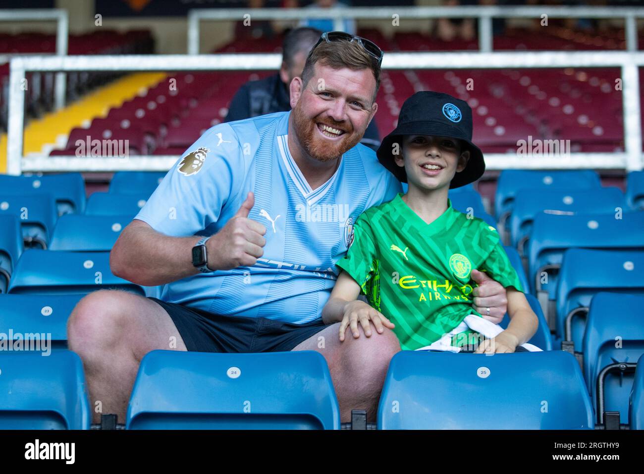 Fans de Manchester City lors du match de Premier League entre Burnley et Manchester City au Turf Moor, Burnley le vendredi 11 août 2023. (Photo : Mike Morese | MI News) crédit : MI News & Sport / Alamy Live News Banque D'Images